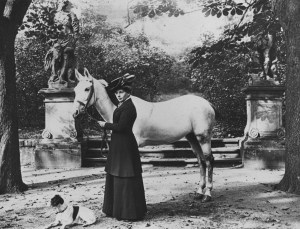 Lina von Schauroth im Park der Villa Holzmann